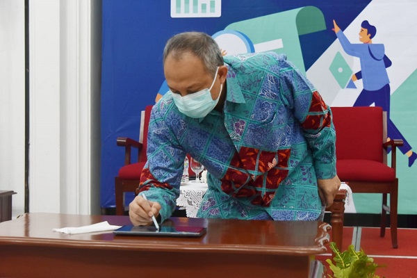 Caption: Sekretaris Daerah Provinsi Jabar Setiawan Wangsaatmaja menandatangani Rencana Kerja Tahunan dengan Jhpiego, USAID Madani, dan EDF secara virtual dari Gedung Sate, Kota Bandung