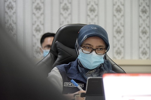 Cakupan vaksinasi COVID-9 di Jawa Barat sudah hampir mencapai 100 persen baik dosis pertama, maupun kedua. Data terakhir capaian total menunjukan sasaran masyarakat umum dosis pertama 94,56 persen, dan dosis kedua 80,11 persen. Untuk lansia, dosis satu 92,70 persen, dan dosis kedua 76,99 persen. Sedangkan untuk anak-anak, dosis satu 94,42 persen dan dosis dua mencapai 77,18 persen. "Namun kita tetap melakukan percepatan  vaksinasi untuk mencapai 100 persen dengan rata-rata kecepatan vaksinasi Jabar saat ini 208.706 dosis per hari" ujar Ketua Harian Satgas COVID-19 Jabar Dewi Sartika, di Kota Bandung, Selasa (19/4/2022).