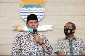 Turunnya kasus Covid-19 membuat level kewaspadaan Kota Bandung turun dari zona risiko tinggi (zona oranye) ke zona risiko rendah (zona kuning) dengan skor 2,54. Selain itu Positivity Rate berada di angka 1,77, dan Bed Occupancy Rate (BOR) di angka 19,16 persen