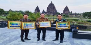 bank bjb dan jajaran direksi kembali mendapatkan apresiasi atas kinerjanya dalam Penilaian Kinerja Human Capital. Kali ini apresiasi diberikan oleh Economic Review kepada bank bjb dan direksinya dalam empat penghargaan setelah melalui proses penjurian dan assessment yang independen. Penjurian dan penilaian dilakukan untuk aspek : Performance Management, Budaya, Arsitektur HC, Teknologi yang digunakan, Inovasi Bisnis, Talent Akuisisi dan Retensi, Engagement, Kontribusi terhadap Komunitas serta Inovasi Pembelajaran.