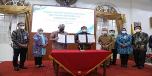 bank bjb dan Pemerintah Kabupaten Sumedang sepakat bekerja sama mengembangkan kompetensi Aparatur Sipil Negara (ASN) melalui bjb University. Pelaksanaan kerja sama ini ditandai dengan penandatangan Kesepakatan Bersama (MoU) antara Bupati Sumedang Dr. H. Dony Ahmad Munir, S.T., M.M dengan Direktur Utama bank bjb Yuddy Renaldi di Gedung Negara Sumedang, Selasa 14 September 2021.