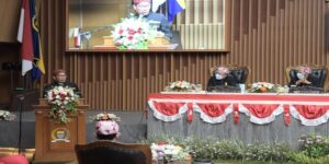 Gubernur Jawa Barat Ridwan Kamil berharap Kota Bandung di usia ke-211 dapat beradaptasi dengan mulus terhadap pandemi COVID-19 dan revolusi industri 4.0. Menurut Ridwan Kamil, akibat revolusi industri 4.0 ini akan ada pekerjaan-pekerjaan yang hilang sekaligus pekerjaan baru. Pemerintah Kota Bandung perlu lebih cepat mereformasi birokrasi. Misalnya dengan memindahkan aparatur sipil negara (ASN) yang mengerjakan pekerjaan rutin ke pekerjaan yang lebih dinamis.