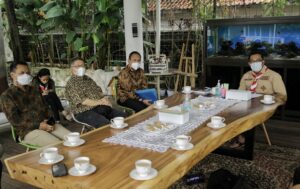 Audiensi pengurus Persatuan Wartawan Indonesia (PWI) Jawa Barat dan Gubernur Jawa Barat Ridwan Kamil menghasilkan komitmen percepatan peningkatan kualitas dan kompetensi wartawan