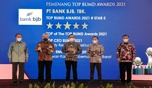 bank bjb dinobatkan sebagai TOP of the TOP BUMD 2021, TOP BUMD Awards 2021, TOP CEO BUMD 2021 yang dianuegerahkan kepada Direktur Utama bank bjb Yuddy Renaldi, dan TOP Pembina BUMD 2021 untuk Gubernur Jawa Barat Ridwan Kamil.
