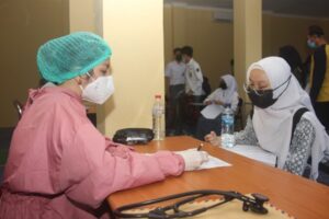 Anggota Komisi V DPRD Provinsi Jawa Barat, Dessy Susilawati dan Rudi Harsa Tanaya melakukan pemantauan pelaksanaan vaksinasi yang bertempat di SMKN 2 Kota Cimahi, persiapan pembelajaran tatap muka.