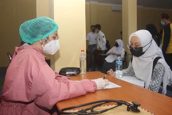 Anggota Komisi V DPRD Provinsi Jawa Barat, Dessy Susilawati dan Rudi Harsa Tanaya melakukan pemantauan pelaksanaan vaksinasi yang bertempat di SMKN 2 Kota Cimahi, persiapan pembelajaran tatap muka.