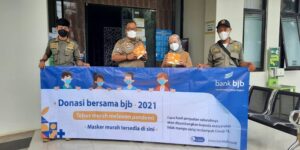 Saat ini, sebaran kasus Covid-19 di berbagai daerah di Indonesia tengah dilaporkan melandai. Situasi ini harus senantiasa dijaga bersama-sama oleh seluruh pihak agar kehidupan masyarakat dan perekonomian dapat terus berangsur pulih. Salah satu cara terampuh untuk terus menekan sebaran Covid-19 adalah dengan tidak kendor menerapkan protokol kesehatan, termasuk memakai masker. Penggunaan masker saat ini telah menjadi hal wajib yang harus dilaksanakan di berbagai tempat dan situasi.