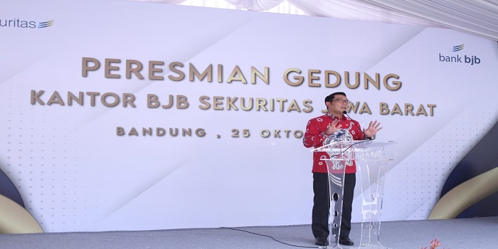 Gubernur Jawa Barat Ridwan Kamil meresmikan Kantor bjb Sekuritas di Jalan Teuku Umar, Kota Bandung, Senin (25/10/2021). Peresmian kantor ini merupakan tindak lanjut bjb Sekuritas sebagai perusahaan efek daerah pertama di Indonesia.