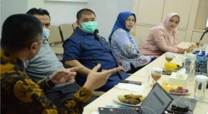 bank bjb sebagai salah satu Bank Pembangunan Daerah (BPD) terbesar di Indonesia juga turut mendorong percepatan pemulihan ekonomi nasional, terutama bagi masyarakat Jawa Barat dan Banten. Hal tersebut salah satunya tercermin mulai dari penyaluran kredit yang terus tumbuh sebagai fungsi intermediasi khususnya pada sector produktif padat karya, sekaligus juga beradaptasi dengan pergeseran pola transaksi keuangan masyarakat dari offline ke online melalui produk digital sehingga di tengah pembatasan kegiatan masyarakat aktivitas keuangan tetap dapat berjalan. Pimpinan dan Anggota Komisi III DPRD Provinsi Jawa Barat Sesuai dengan tupoksinya pengawasan melakukan kunjungan kerja (kunker) ke Bank BJB Kantor Cabang Hasyim Azhari, Jakarta. Selasa, (5/10/2021).