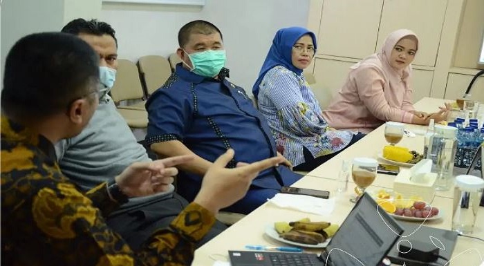 bank bjb sebagai salah satu Bank Pembangunan Daerah (BPD) terbesar di Indonesia juga turut mendorong percepatan pemulihan ekonomi nasional, terutama bagi masyarakat Jawa Barat dan Banten. Hal tersebut salah satunya tercermin mulai dari penyaluran kredit yang terus tumbuh sebagai fungsi intermediasi khususnya pada sector produktif padat karya, sekaligus juga beradaptasi dengan pergeseran pola transaksi keuangan masyarakat dari offline ke online melalui produk digital sehingga di tengah pembatasan kegiatan masyarakat aktivitas keuangan tetap dapat berjalan. Pimpinan dan Anggota Komisi III DPRD Provinsi Jawa Barat Sesuai dengan tupoksinya pengawasan melakukan kunjungan kerja (kunker) ke Bank BJB Kantor Cabang Hasyim Azhari, Jakarta. Selasa, (5/10/2021).