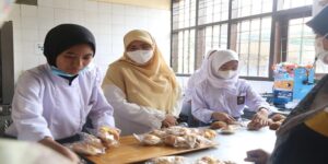 Beberapa yang menjadi catatan Komisi V DPRD Provinsi Jawa Barat yakni SMKN 3 Cimahi belum mempunyai Kepala Sekolah definitif. Anggota Komisi V DPRD Provinsi Jawa Barat, Siti Muntamah mengatakan pihaknya akan segera menindaklanjuti untuk persoalan Kepala Sekolah bersama Dinas Pendidikan Provinsi Jawa Barat demi terciptanya sistem civitas sekolah yang lebih jelas dan akan mempengaruhi proses pendidikan di SMKN 3 Cimahi ini.