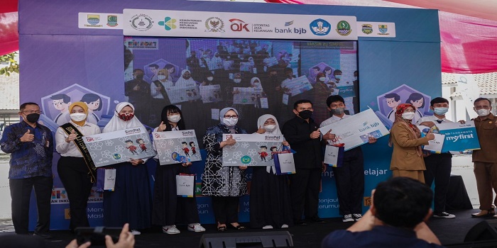 mendukung percepatan terwujudnya herd immunity atau kekebalan kelompok, bank bjb juga turut serta mendukung vaksinasi massal di kalangan pelajar. Salah satunya adalah dukungan terhadap program vaksinasi pelajar di empat kabupaten/kota di Jawa Barat secara serentak pada Senin 25 Oktober 2021. Di hari ini, vaksinasi pelajar dilaksanakan untuk siswa dan siswi Sekolah Menengah pertama di Jawa Barat yang terpusat di empat titik yakni SMPN 41 Bandung, Desa Warung Bambu Kabupaten Karawang, SMPN 6 Kota Cirebon, dan SMPN 1 Manonjaya Kabupaten Tasikmalaya. Di masing-masing titik, peserta vaksinasi meliputi siswa dan siswi dari berbagai sekolah di wilayah sekitar.