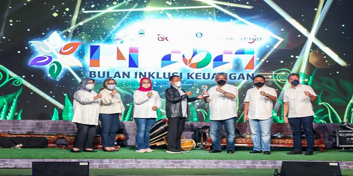 Mewujudkan inklusi keuangan di masyarakat adalah salah satu tujuan yang menjadi fokus bank bjb dalam menjalankan roda bisnis perusahaan. Upaya meningkatkan inklusi keuangan dilakukan melalui berbagai program dan kolaborasi dengan sejumlah pihak. Adapun inklusi keuangan merupakan sebuah kondisi dimana setiap anggota masyarakat memiliki akses terhadap berbagai layanan keuangan formal yang berkualitas. Layanan keuangan yang inklusif dapat diakses dengan biaya terjangkau sesuai dengan kebutuhan dan kemampuan masing-masing.