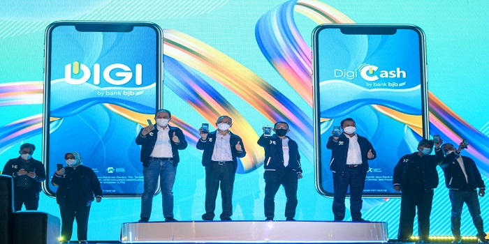 bank bjb menggelar acara puncak DigiCash Fair yang diselenggarakan secara hybriddi Trans LuxuryHotel Bandung dengan tetap memperhatikan protokol kesehatan Covid-19 dan dilakukan testswab antigen kepada para peserta (28/10). Acara turut dihadiri oleh Plt. Kepala Bagian BUMD Lembaga Non Keuangan pada Biro BUMD, Investasi dan Administrasi Jawa Barat Irfan Hadisiswanto mewakili Pemerintah Provinsi Jawa Barat, Kepala Kantor Perwakilan Bank Indonesia (KPw BI) Jawa Barat Herawanto, Deputi Kepala Kantor Perwakilan Bank Indonesia (KPw BI) Ameriza M. Moesa, Kepala Otoritas Jasa Keuangan (OJK) Regional 2 Jawa Barat Indarto Budiwitono, Direktur Pengawasan Perbankan Otoritas Jasa Keuangan (OJK) Regional 2 Jawa Barat Misran Pasaribu, Komisaris Utama Independen bank bjb Farid Rahman beserta jajaran, Direktur Utama bank bjb Yuddy Renaldi (hadir secara virtual)beserta Jajaran serta dimeriahkan oleh presenter Ferdy Hasan dan musisi nasional Isyana Sarasvati.