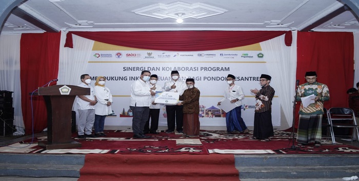 Kemenko Perekonomian melakukan kegiatan Percepatan Inklusi Keuangan bagi Pondok Pesantren Fauzan di Sukaresmi Kabupaten Garut Jawa Barat hari ini Jumat, 26 November 2021. Kegiatan tersebut terlaksana berkat kolaborasi dengan bank bjb. Hadir dari bjb Pemimpin Divisi MAP Arief Setyahadi, CEO Regional III bank bjb Nunung Suhartini, Pemimpin Cabang Garut Maman Rukmana, Pemimpin Group Kredit Program Firman.