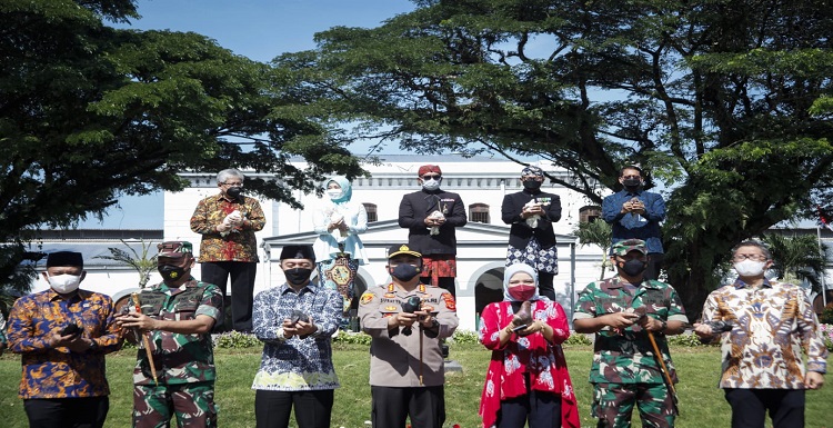 Gubernur Jawa Barat Ridwan Kamil didampingi Wali Kota Bogor Bima Arya, Direktur Utama PT. KAI Didiek Hartantyo, dan Direktur Utama Bank bjb Yuddy Renaldi.meresmikan Alun-alun Kota Bogor. Ridwan Kamil mengatakan saat peresmian Alun-alun Kota Bogor ini merupakan momen bersejarah untuk Wali Kota Bogor Bima Arya karena bertepatan dengan ulang tahunnya yang ke-49.