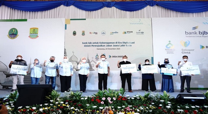Untuk mendukung visi Jabar Juara Lahir Batin, bank bjb kembali mensosialisasikan dan meluncurkan sejumlah produk digital di Karawang pada Jumat, 24 Desember 2021. Peluncuran produk digital tersebut dikemas dalam sebuah kampanye yang menarik dengan judul “Peran bank bjb Untuk keberagaman di era digitalisasi dalam mewujudkan Jawa Barat Juara Lahir Batin.”
