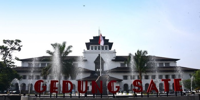 Pemprov Jawa Barat telah menetapkan besaran nilai upah minimum kabupaten/kota (UMK) di Provinsi Jawa Barat. Hal itu dituangkan dalam Keputusan Gubernur Jawa Barat Nomor: 561/ Kep.732-Kesra/ 2021 Tanggal 30 November 2021 tentang Upah Minimum Kabupaten/Kota di Daerah Provinsi Jawa Barat Tahun 2022. Di dalam peraturan itu, Kota Bekasi menjadi daerah dengan UMK tertinggi dengan Rp 4.816.921,17 dan UMK terendah di Jabar berada di Kota Banjar dengan Rp 1.852.099,52.
