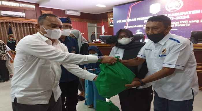 Ketua PWI Peduli Jawa Barat, Dr Yus Hermansyah,M.Si, bersama ketua PWI Jawa Barat, H. Hilman Hidayat menyerahkan paket sembako bantuan Gubernur Jabar H. Ridwan Kamil secara simbolis kepada wartawan. Paket Sembako tersebut diterima anggota PWI Kab. Majelengka di antaranya Ketua PWI Peduli yang diterima oleh anggota PWI, Keling Surasa dan Ketua PWI Jabar, diterima Anggota PWI, wartawati Ayang seusai acara pelantikan Pengurus PWI Kab. Majalengka Periode 2021 – 2024, di Gedung Pendopo Komplek Pemda Kab. Majalengka (9/12/2021).