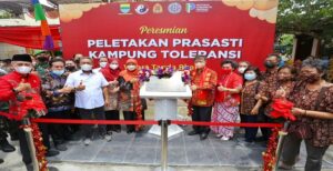Plt. Wali Kota Bandung, Yana Mulyana meresmikan Prasasti Kampung Toleransi di RW 08 Kelurahan Kebon Jeruk Kecamatan Andir. Peresmian ini menambah jumlah kampung toleransi yang ada di Kota Bandung menjadi lima. Dalam acara peresmian, Yana mengapresiasi hadirnya kampung toleransi di Bandung. Ia juga menyampaikan hadirnya kampung toleransi ini merupakan warisan dari pendahulunya, Alm. Oded M. Danial. “Ini pembuktian bahwa toleransi di Kota Bandung sangatlah tinggi. Dan sebagai informasi, kita tidak pernah membeda-bedakan (warga Bandung) dari agamanya,” ungkap Yana di Vihara Tanda Bhakti, Rabu 19 Januari 2022.
