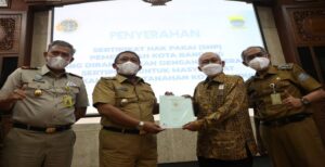 Pemerintah Kota (Pemkot) Bandung memperoleh Sertifikat Hak Pakai (SHP) untuk 1.146 bidang dari Badan Pertanahan Nasional (BPN) Kota Bandung Kepala Kantor Pertanahan Kota Bandung, Andi Kadandio Alepuddin menyerahkannya langsung kepada Plt Wali Kota Bandung, Yana Mulyana di Balai Kota Bandung, Selasa 4 Januari 2022.