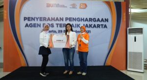 Menutup tahun 2021, PT Pos Indonesia memberikan penghargaan kepada para O-Ranger Mobile dan Agen Pos terbaik secara nasional. O-Ranger adalah tim atau jaringan petugas PT Pos Indonesia yang berperan untuk menjemput dan mengirimkan paketpos atau barang secara langsung dari para pelaku usaha di seluruh Indonesia. “Secara keseluruhan, penghargaan kami serahkan kepada lebih dari 100 O-Ranger Mobile terbaik yang meraih omzet tertinggi sepanjang 2021, serta penghargaan top lainnya bagi para koordinator O-Ranger Mobile yang berhasil mencapai target tertinggi di seluruh Indonesia,” ujar Direktur Bisnis Kurir dan Logistik PT. Pos Indonesia, Siti Choiriana, di Rumah Perubahan, Jumat, 31 Desember 2021.