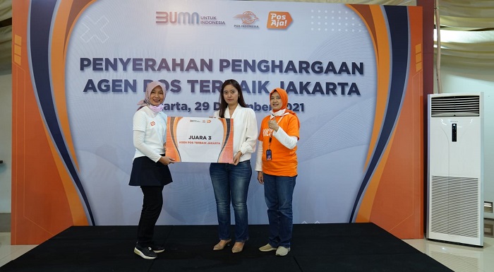 Menutup tahun 2021, PT Pos Indonesia memberikan penghargaan kepada para O-Ranger Mobile dan Agen Pos terbaik secara nasional. O-Ranger adalah tim atau jaringan petugas PT Pos Indonesia yang berperan untuk menjemput dan mengirimkan paketpos atau barang secara langsung dari para pelaku usaha di seluruh Indonesia. “Secara keseluruhan, penghargaan kami serahkan kepada lebih dari 100 O-Ranger Mobile terbaik yang meraih omzet tertinggi sepanjang 2021, serta penghargaan top lainnya bagi para koordinator O-Ranger Mobile yang berhasil mencapai target tertinggi di seluruh Indonesia,” ujar Direktur Bisnis Kurir dan Logistik PT. Pos Indonesia, Siti Choiriana, di Rumah Perubahan, Jumat, 31 Desember 2021.