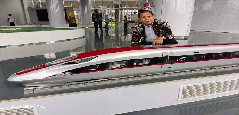 Berdasar penilaian Kementerian Perhubungan (Kemenhub) Padalarang dinilai lebih pas jadi tempat transit Kereta Cepat Jakarta Bandung (KCJB) dari pada Walini, hanya mengaktifkan Padalarang sebagai Transit Oriented Development salah satu syaratnya untuk mengoptimalkan TOD Padalarang adalah harus ada feeder dari Kebon Kawung serta melayani Bandung dan Cimahi. Demikian disampaikan Wakil ketua Pansus VI DPRD Jabar Drs. H. Daddy Rohanady dalam pesan tertulisnya kepada Potensinews.com. Selasa 25 Januari 2022. Lebih lanjut Anggota legislatif (Aleg) dari Fraksi Partai Gerakan Indonesia raya (Gerindra ) ini menerangkan kementerian Perhubungan(Kemenhub) menilai Padalarang lebih pas daripada Walini. Hanya saja, salah satu syaratnya untuk mengoptimalkan TOD Padalarang adalah harus ada feeder dari Kebon Kawung serta melayani Bandung dan Cimahi,jelas Daro sapaan Akrab Daddy Rohanady.