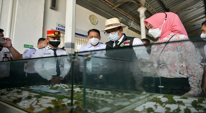Gubernur Jawa Barat (Jabar) Ridwan Kamil melakukan inspeksi terakhir jalur kereta api Cibatu-Garut sebelum resmi dioperasikan dalam waktu dekat. Pengecekan kesiapan teknis dimulai dari Stasiun Bandung, Cibatu, Pasir Jengkol, Wanaraja, sampai Stasiun Garut Kota, menggunakan kereta inspeksi 4. Kang Emil --sapaan Ridwan Kamil-- pun memastikan persiapan reaktivasi jalur kereta api sepanjang 19,5 kilometer itu sudah 100 persen dan siap digunakan.