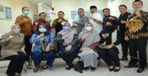 Komisi III Dewan Perwakilan Rakyat Daerah (DPRD) Jawa Barat menyemangati Bank BJB, agar terus berinovasi dan meningkatkan kinerjanya. Kala Komisi III DPRD Jawa Barat mengunjungi Kantor Cabang Pembantu (KCP) Darmawangsa, DKI Jakarta, Hj.Sumiyati,S.pd., M.IPol. mengatakan, situasi pandemi Covid-19 yang mulai menurun pada saat ini, harus jadi momentum titik balik bagi Bank BJB, untuk lebih jeli membuka peluang melalui inovasi serta mengoptimalkan kinerja agar mendapatkan hasil yang maksimal. "Melihat pandemi Covid-19 yang sudah mulai melandai, saya nilai perlu adanya peningkatan kinerja Bank BJB," ujar Hj.Sumiyati,S.pd., M.IPol. Anggota Komisi III DPRD Provinsi Jawa Barat dari Fraksi Partai Demokrasi Indonesia Perjuangan dalam keterangannya, Sabtu (1/1/2022).