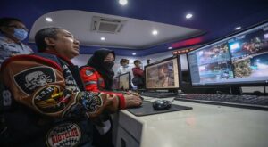 Malam pergantian tahun di Kota Bandung berjalan aman dan kondusif. Sejumlah lokasi yang biasa menjadi lokasi perayaan malam tahun baru pun tak sepadat dibandingkan tahun-tahun sebelumnya. Hal itu terlihat saat Pelaksana Tugas (Plt) Wali Kota Bandung, Yana Mulyana memantau sejumlah titik jelang pergantian tahun, Jumat 31 Desember 2021 malam. Pelaksanaa Tugas (Plt) Wali Kota Bandung, Yana Mulyana melaksanakan monitoring pada malam tahun baru 2022, Jumat 31 Desember 2021.