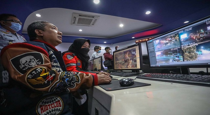 Malam pergantian tahun di Kota Bandung berjalan aman dan kondusif. Sejumlah lokasi yang biasa menjadi lokasi perayaan malam tahun baru pun tak sepadat dibandingkan tahun-tahun sebelumnya. Hal itu terlihat saat Pelaksana Tugas (Plt) Wali Kota Bandung, Yana Mulyana memantau sejumlah titik jelang pergantian tahun, Jumat 31 Desember 2021 malam. Pelaksanaa Tugas (Plt) Wali Kota Bandung, Yana Mulyana melaksanakan monitoring pada malam tahun baru 2022, Jumat 31 Desember 2021.