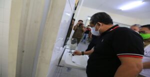 Pemerintah Kota (Pemkot) Bandung menyiapkan tempat isolasi terpadu pasien Covid-19 di Green Kawaluyaan. Tempat isolasi terbaru ini mulai bisa beroperasi dua hari ke depan. Hal itu disampaikan oleh Plt. Wali Kota Bandung Yana Mulyana saat meninjau kawasan isolasi terpadu. Terletak di Jalan Kawaluyaan No. 70 Bandung, tempat isolasi ini memiliki kapasitas 100 tempat tidur. “Nantinya, pasien Covid-19 dengan gejala ringan dari rumah sakit atau puskesmas untuk diisolasi terpadu di sini,” ujar Yana, Selasa 15 Februari 2022.