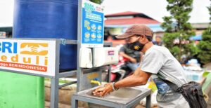 Pemberlakuan Pembatasan Kegiatan Masyarakat (PPKM) level 3 masih bergulir di Kota Bandung. Berbagai tempat pelayanan publik memastikan kenyamanan di tempat mereka beroperasi, salah satunya Pasar Sederhana Bandung. Pjs. Kepala Pasar Unit Sederhana Kota Bandung, Ikhsan Sudrajat memastikan telah berupaya memperketat pencegahan penyebaran Covid-19 dengan protokol kesehatan. "Minimal prokesnya jalan. Semua orang yang beraktivitas di sini kita imbau untuk menggunakan masker," ujar Ikhsan, Selasa 15 Februari 2022.