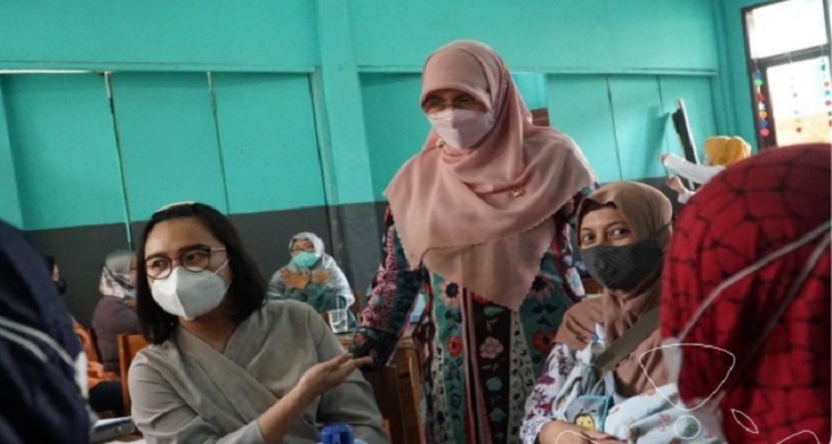 Anggota DPRD Jawa Barat Siti Muntamah bersama PUSPAGA dari DP3A Kota Bandung, Pandawa dari DISDIK Kota Bandung, Para Konselor relawan dari Fakultas Psikologi Unisba, Universitas Maranatha, HIMPSI Jawa Barat dan Relawan Berakhlak melakukan trauma healing di SDN 032 Tilil Kota Bandung pada 9 Februari 2022 merespon kejadian penusukan terhadap seorang guru oleh mantan suaminya yang sempat menghebohkan dan menyentak masyarakat setempat terutama para saksi mata. Anggota Komisi V DPRD Provinsi Jawa Barat, Siti Muntamah atau yang lebih dikenal sebagai Ummi Siti menyampaikan bahwa kejadian tersebut memberikan efek yang memerlukan trauma healing bagi para anak, guru dan orangtua yang menjadi saksi. “Perlu dilakukan trauma healing terutama kepada anak-anak yang menyaksikan secara langsung, ada 26 anak yang sekarang kita healing supaya mereka kembali bahagia, kembali ceria, kembali gembira seperti dunia anak yang selama ini dilewati di SD Tilil”