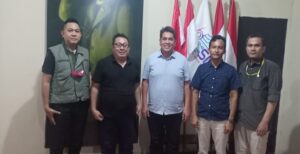 Pengacara Sandi Nayoan atau yang lebih dikenal sebagai "Midun" dalam serial Sengsara Membawa Nikmat berkunjung ke kantor pusat Serikat Media Siber Indonesia (SMSI) pada Selasa malam (15/2). Dalam kunjungan tersebut, Sandi Nayoan dan pengurus SMSI Pusat diskusi terkait isu hukum dalam dunia jurnalistik dan kebhinnekaan di Indonesia. Dalam diskusi yang berlangsung hingga Rabu dinihari tersebut, Ketua Umum SMSI, Firdaus membuka diskusi dengan menjelaskan berbagai program SMSI Pusat serta isu terbaru terkait keinginan SMSI agar Dewan Pers mengakomodasi berbagai organisasi jurnalis dan organisasi perusahaan media agar dimudahkan menjadi konstituen Dewan Pers.