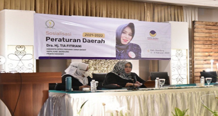 Anggota Dewan Perwakilan Rakyat Daerah Provinsi Jawa Barat dari daerah pemilihan (Dapil) Jabar II, Tia Fitriani . sosialisasikan Rancangan Peraturan Daerah Provinsi Jawa Barat tentang Rencana Tata Ruang Wilayah Provinsi Jawa Barat Tahun 2022-2042 bertempat di Sindang Reret Kecamatan Pasirjambu,Desa Tenjolaya Kabupaten Bandung, Jumat (4/2/2022). Tia Fitriani mengatakan,dalam sosialisasi Raperda RTRW Provinsi Jawa Barat ini terfokus pada penataan ruang tentang destinasi dan potensi wisata agar para peserta bisa memahami kebijakan dari Pemerintah Provinsi Jawa Barat yang akan disinkronkan dengan kebijakan Perda RTRW Kabupaten/ Kota Rencana Detail Tata Ruang (RDTR). Kegiatan sosialisasi ini dikuti 50 lebih para kepala desa (kades) yang tersebar se kabupaten Bandung,serta di hadiri juga Wakil Bupati Kabupaten Bandung Sahrul Gunawan, kepala dinas pariwisata dan kebudayaan provinsi Jabar yang diwakili oleh kepala bidang destinasi pariwisata Aris Dwi Subiantoro dan ketua APDESI Kab Bandung Ayah Bram.