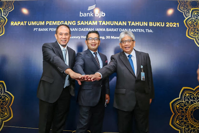 PT Bank Pembangunan Daerah Jawa Barat dan Banten, Tbk, (bank bjb) melaksanakan Rapat Umum Pemegang Saham Tahunan (RUPST) Tahun Buku 2021 di Grand Ballroom Trans Luxury Hotel Bandung, Rabu 30 Maret 2022. Kegiatan RUPST bank bjb ini dihadiri oleh seluruh Kepala Daerah Provinsi/Kabupaten/Kota se-Jawa Barat dan Banten atau kuasanya serta para pemegang saham publik. RUPST tersebut memberikan persetujuan atas Laporan Tahunan Direksi termasuk pengesahan Laporan Keuangan Perseroan dan Laporan Pelaksanaan Tugas Pengawasan Dewan Komisaris untuk Tahun Buku 2021. Dengan agenda tersebut, RUPST juga sekaligus memberikan pelepasan atau pembebasan tanggung jawab sepenuhnya (acquit et decharge) kepada anggota Direksi dan Dewan Komisaris atas tindakan pengurusan dan pengawasan yang telah dilaksanakan sepanjang Tahun Buku 2021. Agenda lainnya adalah penetapan penggunaan laba bersih perseroan termasuk pembagian dividen untuk Tahun Buku 2021, yakni sebesar Rp1,042 Triliun atau sebesar Rp 99,11per lembar saham. Angka tersebut setara dengan 51,77% dari laba bersih yang berhasil dibukukan oleh bank bjb di Tahun Buku 2021.