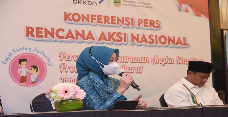 Jawa Barat terus berkomitmen menurunkan angka prevalensi stunting atau tengkes, di antaranya dengan meningkatkan pola asuh, pola makan, dan sanitasi. Ditemui usai sosialisasi Rencana Aksi Nasional Percepatan Penurunan Angka Stunting (RAN PASTI) Jawa Barat di Trans Luxury Hotel, Kota Bandung, Ketua Tim Penggerak PKK Jabar Atalia Praratya Ridwan Kamil mengatakan, Jabar mengerahkan 1,4 juta kader PKK untuk mendampingi keluarga. "Ada tiga hal yang kita dorong untuk menurunkan angka stunting yaitu pola asuh, pola makan dan sanitasi. Semua program ini ada di PKK yang kadernya sebanyak 1,4 juta orang," ujar Atalia Praratya Jumat (11/3/2022). Tak hanya itu, untuk mengejar target Jabar zero stunting pada 2023, PKK Jabar bersama BKKBN dan bidan desa telah membentuk Tim Pendamping Keluarga. Atalia berharap, tim yang anggotanya mencapi 37 ribu orang ini mampu menjangkau sasaran keluarga lebih dekat.
