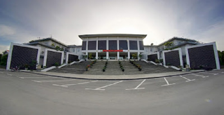 Pansus 12 DPRD Kota Bandung menggelar rapat kerja lanjutan pembahasan rancangan peraturan DPRD Kota Bandung tentang perubahan peraturan Nomor 2 Tahun 2020 tentang Kode Etik, di Ruang Rapat Bapemperda, Selasa (19/4/2022). Rapat yang dipimpin oleh Ketua Pansus 12 DPRD Kota Bandung, Dudy Himawan, S.H., diikuti oleh Wakil Ketua Pansus, H. Andri Rusmana, S.Pd.I, serta para anggota Pansus, meliputi, Ir. H. Agus Gunawan; Erick Darmadjaya, B.Sc., M.KP; drg. Maya Himawati, S.; Hj. Salmiah Rambe, S.Pd.I, M.Sos; H. Wawan Mohamad Usman, S.P; dan H. R. Iwan Darmawan. Dudy Himawan mengatakan, bahwa rapat pembahasan perubahan peraturan tentang Kode Etik ini menjadi agenda rapat kerja terakhir, sebelum dilakukan fasilitasi oleh Gubernur Provinsi Jawa Barat. "Setelah pembahasan ini, selanjutnya draft ini akan difasilitasi oleh gubernur. Kita akan menunggu apakah ada perubahan atau tidak. Kalau tidak ada, dan diterima oleh gubernur, berarti tidak akan ada rapat pembahasan lanjutan untuk merevisi atau merubah apa yang harus dierbaiki," ujarnya.