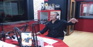 Wakil Ketua (Waket) DPRD Kota Bandung, H. Achmad Nugraha, D.H., S.H., mengatakan bahwa sekolah-sekolah yang ada di Kota Bandung berkualitas, baik tingkat SD, SMP hingga SMA. Lebih jauh, ia meminta kepada Plt. Wali Kota Bandung melalui dinas terkait untuk melakukan kajian dan analisa terkait kualitas sekolah-sekolah yang ada di Kota Bandung. Hal tersebut di sampaikan legislator dari Partai Demokrasi Indonesia Perjuangan (PDIP) ini pada talk show Obrolan Plus Solusi (OPSi) PRFm bertajuk "Problematika Sektor Pendidikan di Kota Bandung," di Kantor PRFm, Jalan Asia Afrika, Kota Bandung, Sabtu (9/4/2022). "Jadi tidak ada sekolah yang favorit, karena sekolah-sekolah di Kota Bandung, semua berkualitas," katanya. Menurut Achmad, dinamika sektor pendidikan yang terjadi di Kota Bandung masih terjadi seputar proses Penerima Peserta Didik Baru (PPDB). Sering adanya berbagai upaya yang tidak sesuai, dalam rangka bisa masuk ke sekolah yang diinginkan. Oleh karena itu, Pemerintah Kota Bandung melalui Dinas Pendidikan diharapkan dapat melakukan pemerataan infrastruktur dan kualitas pendidikan. Terlebih dengan diberlakukannya sistem zonasi dalam proses PPDB.
