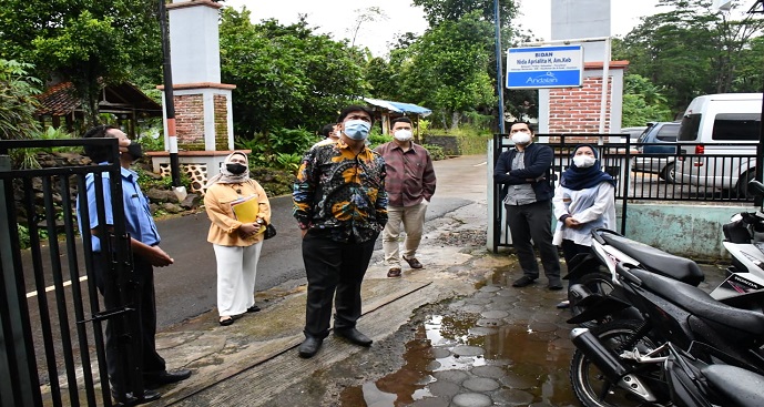 Pemerintah Provinsi Jawa Barat kini tengah mempersiapkan program analog switch off tahap satu di desa digital Kabupaten Sumedang. Untuk mengetahui kesiapan nya, Anggota Komisi I DPRD Provinsi Jawa Barat langsung meninjau ke Dinas Komunikasi dan Informasi Kabupaten Sumedang. Anggota Komisi I DPRD Provinsi Jawa Barat, Rafael Situmorang mengatakan jika dirinya hadir untuk mengetahui sejauh apakah alat penunjang yang sudah dipersiapkan serta bagaimana sosialisasi program tersebut kepada masyarakat. "Sejauh mana persiapan pemerintah dalam mempersiapkan alat-alat penunjang untuk program digital dan sejauh mana aparat desa sudah mensosialisasikan program digital kepada masyakarat jadi jangan sampai nanti sudah pada saatnya masyarakat kaget siaran tv analog mereka mati," katanya di Kabupaten Sumedang, Rabu, (6/4/2022).