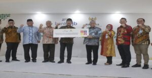 bank bjb bersama Badan Amil Zakat Nasional (BAZNAS) RI menandatangani Nota Kesepahaman (MoU) tentang Jasa Layanan Perbankan untuk Penguatan Pengelolaan Zakat, Infaq, dan Shadaqah (ZIS), yang ditandatangani oleh Direktur Utama bank bjb Yuddy Renaldi serta Ketua BAZNAS Prof. DR. KH. Noor Achmad, M.A. Turut hadir mennyaksikan Direktur Konsumer dan Ritel bank bjb Suartini beserta jajaran pada Kamis (7/4) di kantor Pusat BAZNAS. Kerjasama tersebut diwujudkan sebagai komitmen untuk terus mendukung pengembangan potensi ekonomi umat. Sebagai informasi, berdasarkan outlook data zakat 2021 Badan Amil Zakat Nasional (BAZNAS), total potensi zakat di Indonesia, sebesar Rp327,6 triliun. Besar potensi tersebut dirinci berdasarkan ragam jenisnya yakni zakat pertanian Rp19,9 triliun, zakat peternakan Rp19,51 triliun, zakat uang Rp58,78 triliun, zakat penghasilan dan jasa Rp139,7 triliun, dan zakat perusahaan Rp144,5 triliun. Karena itu, zakat sangat berpotensi untuk membantu pemulihan ekonomi nasional dan membantu mereka yang tergolong miskin. Direktur Utama bank bjb, Yuddy Renaldi, menyampaikan, kerja sama ini merupakan komitmen bersama untuk saling memberikan manfaat antar lembaga yang kemudian diharapkan berlanjut dengan berbagai kerja sama lainnya yang bermanfaat bagi masyarakat luas. Kesepahaman ini juga untuk meningkatkan digitalisasi keuangan melalui lmplementasi berbagai layanan pembayaran digital seperti QRIS (Quick Response Code Indonesia Standard) mengunnakan DigiCash bank bjb, untuk semakin memudahkan masyarakat dalam berbagi kebaikan melalui infaq maupun shadaqah. "Pembayaran ZIS melalui QRIS menggunakan platform DIGI atau DigiCash bank bjb, merupakan salah satu langkah bank bjb untuk terus menerus mengenalkan model pembayaran cashless yang senantiasa didorong perusahaan," ucap Yuddy.