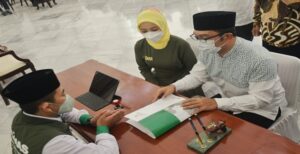 Gubernur Jawa Barat Ridwan Kamil mengemukakan, pembayaran zakat pada bulan Ramadan bertujuan untuk menyucikan diri demi membersihkan sebagian harta yang kotor. Demikian dikatakan Ridwan Kamil setelah menunaikan pembayaran zakat mal melalui Badan Amil Zakat Nasional (Baznas) Jawa Barat di Gedung Pakuan, Kota Bandung, Selasa (12/4/2022). Dalam acara tersebut, Ridwan Kamil menandatangani prasasti klinik Inggit Garnasih dan meluncurkan Rumah Singgah Baznas Jabar (Rengginas). "Zakat itu ibaratnya menyucikan. Barangsiapa yang tidak berzakat ibaratnya didalam hartanya banyak kotoran. Nah untuk membersihkannya harus melalui zakat," kata Ridwan Kamil. Menurutnya, di bulan yang penuh dengan keberkahan ini, pembayaran zakat dilakukan dari level Presiden ke Gubernur, hingga Wali Kota/Bupati kepada Baznas.