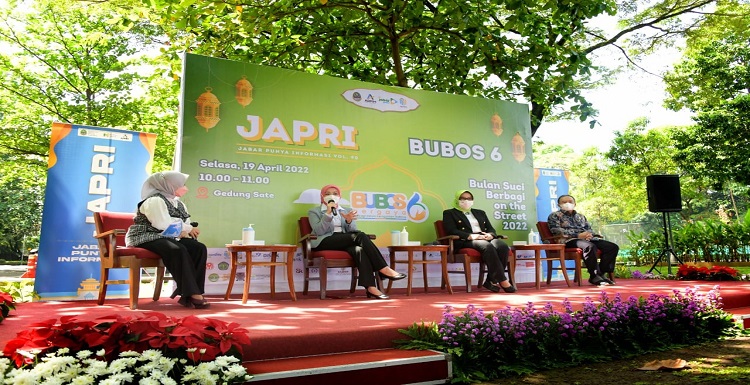 Puncak kegiatan Bulan Suci Berbagi On The Street atau BUBOS6 akan dilaksanakan di tiga lokasi di Kabupaten Kuningan. Hal itu dilakukan guna mengantisipasi kepadatan warga Kuningan yang antusias menyambut kegiatan BUBOS6. Demikian dikatakan Atalia Praratya Ridwan Kamil selaku Ketua Umum BUBOS dalam acara Jabar Punya Informasi (JAPRI) di Halaman Museum Gedung Sate, Kota Bandung, Selasa (19/4/2022). "Alhamdulillah kesiapannya sudah matang bahkan sudah ke seluruh kecamatan kita sebar, agar tidak ada penumpukan-penumpukan massa di satu lokasi," kata Atalia. Pemda Kabupaten Kuningan pun telah menyediakan tiga lokasi (Alun-alun/Taman Kota Kuningan, Masjid Syahrul Islam, dan Kawasan Kantor Pemkab Kuningan). Tak hanya itu, tiap kecamatan pun akan menggelar kegiatan pendukung terkait BUBOS6. Adapun rangkaian kegiatannya yakni membagikan rantang cinta dan tebar sembako oleh anggota pramuka dan guru pada 20 - 22 April 2022. Nantinya, hal itu akan digelar di 27 kabupaten/kota sebagai rangkaian menyambut acara puncak pada 23 April 2022.