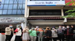 Komisi III DPRD Provinsi Jawa Barat melakukan kunjungan kerja ke Bank BJB CP Fatmawati dalam rangka Evaluasi kinerja mitra kerja Komisi Tahun 2021 dan Triwulan I tahun 2022, bertempat di BJB CP Fatmawati, Cilandak Baru, Kota Jakarta Selatan, DKI Jakarta. Anggota Komisi III DPRD Provinsi Jawa Barat, Hj.Sumiyati ,S,Pd,I,.M.IPol, berharap pihak manajemen bank BUMD tersebut untuk terus meningkatkan kinerja. Menurut Bunda Sum sapaan akrab Hj.Sumiyati pihaknya kemarin kunker ke Kantor Cabang Pembantu (KCP) Bank Jabar Banten (BJB) Bank BJB CP Fatmawati, Cilandak Baru, Kota Jakarta Selatan, DKI Jakarta.Komisi III DPRD Provinsi Jawa Barat mengapresiasi capaian kinerja mitra kerja komisi yang membidangi keuangan ini.