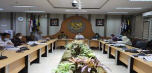 Panitia Khusus (Pansus) 1 DPRD Kota Bandung melaksanakan Rapat Kerja terkait Laporan Kinerja Pertanggungjawaban (LKPJ) Wali Kota Tahun Anggaran 2021, Rabu (06/04/2022). Rapat kali ini mendalami realisasi kinerja perusahaan milik daerah di antaranya PT BII dan Perumda Pasar Juara Kota Bandung. Rapat dilaksanakan di Ruang Rapat Badan Musyawarah dan dipimpin langsung oleh Ketua Pansus 1, Ferry Cahyadi Rismafury. Pada kesempatan ini, Dewan mengapresiasi kepada PT BII dan Perumda Pasar Juara dalam upaya meningkatkan pendapatan Kota Bandung. Namun, ada hal yang perlu dievaluasi agar persoalan yang sering dihadapi perumda di Kota Bandung tidak mempengaruhi kinerjanya. Salah satunya seperti yang disampaikan oleh Wakil Ketua Pansus 1 Riana, agar evaluasi kinerja diawali dengan pembenahan internal di PT BII dan Perumda Pasar Juara.