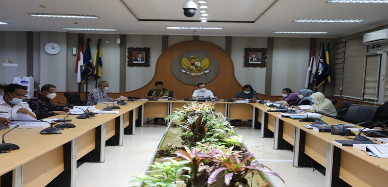 Panitia Khusus (Pansus) 1 DPRD Kota Bandung melaksanakan Rapat Kerja terkait Laporan Kinerja Pertanggungjawaban (LKPJ) Wali Kota Tahun Anggaran 2021, Rabu (06/04/2022). Rapat kali ini mendalami realisasi kinerja perusahaan milik daerah di antaranya PT BII dan Perumda Pasar Juara Kota Bandung. Rapat dilaksanakan di Ruang Rapat Badan Musyawarah dan dipimpin langsung oleh Ketua Pansus 1, Ferry Cahyadi Rismafury. Pada kesempatan ini, Dewan mengapresiasi kepada PT BII dan Perumda Pasar Juara dalam upaya meningkatkan pendapatan Kota Bandung. Namun, ada hal yang perlu dievaluasi agar persoalan yang sering dihadapi perumda di Kota Bandung tidak mempengaruhi kinerjanya. Salah satunya seperti yang disampaikan oleh Wakil Ketua Pansus 1 Riana, agar evaluasi kinerja diawali dengan pembenahan internal di PT BII dan Perumda Pasar Juara.