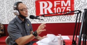 Wakil Ketua DPRD Kota Bandung, Dr. H. Edwin Senjaya, SE., M.M., hadir dalam talk show Obrolan Plus Solusi (Opsi), di Studio Radio PR FM Bandung, Senin, (18/4/2022), dengan Tema “Layanan Aduan Tunjangan Hari Raya”. Tema ini diangkat berdasarkan keresahan masyarakat terkait kepastian dan besaran THR yang wajib diterima oleh para pekerja sebelum Idulfitri 1443 Hijriah. Politisi senior Partai Golkar Edwin mengatakan, pihaknya mengingatkan kepada seluruh perusahaan di Kota Bandung untuk memberikan THR kepada pekerjanya. Bila perusahaan tidak membayarkan THR tentunya akan ada sanksi yang diberikan oleh pemerintah, mulai dari teguran tertulis hingga pembekuan kegiatan usaha. "Harapannya THR bisa terbayarkan oleh perusahaan kepada para pekerja. Terlebih kondisi ekonomi saat ini sudah lebih baik dari tahun lalu. Bila tidak membayar THR tentunya berdasarkan Pasal 78 Peraturan Pemerintah (PP) Nomor 36 Tahun 2021 tentang Pengupahan itu ada sanksi administratif seperti teguran tertulis, pembatasan kegiatan usaha, penghentian sementara sebagian atau seluruh alat produksi serta pembekuan kegiatan usaha," kata Edwin.