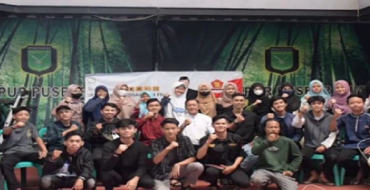 Sosialisasi 4 Pilar Kebangsaaan yang meliputi ( Pancasila, UUD 1945, NKRI, Bhinneka Tunggal ika ) merupakan satu kesatuan dalam mewujudkan kehidupan masyarakat yang adil, makmur, dan Bersatu. Anggota DPRD Provinsi Jawa Barat Dapil I (Kota Bandung dan Kota Cimahi) H. Arif Hamid Rahman melaksanakan kegiatan 4 Pilar Kebangsaan dalam rangka Citra Bhakti/Parlemen dalam Sketsa Kebangsaan bersama dengan Remaja Majelis Taklim Puseur Bumi, yang diselenggarakan di Liwet Cipagalo, Jl. Terusan Buah Batu No.222, Kujangsari, Kec. Bandung Kidul. Selasa, (17/05/2022). Arif Hamid Rahman Politisi partai berlambang burung garuda ini menyampaikan,"Yang terpenting hari ini saya belajar dari 4 pilar yang kemarin, itu ternyata lebih pas 4 pilar ini dilakukan dengan para pemuda dan pelajar sebetulnya, karena kami coba dari awal-awal dengan orang tua dan yang lain itu antusiasnya kurang, bahkan kalau kita dengan pemuda itu interaksinya lebih bagus.
